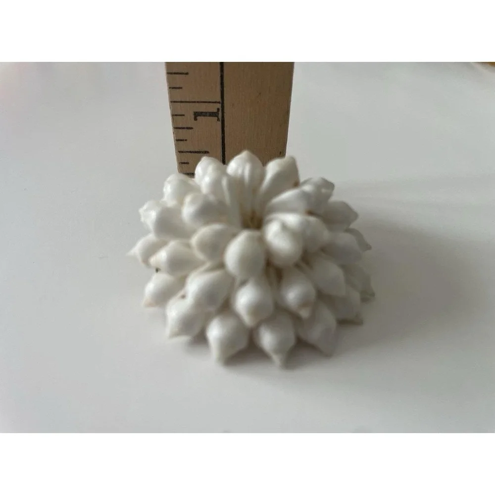 Cowrie Shell Brooch Pin Hand‎ Woven Flower Design White Straw Marshall Islands